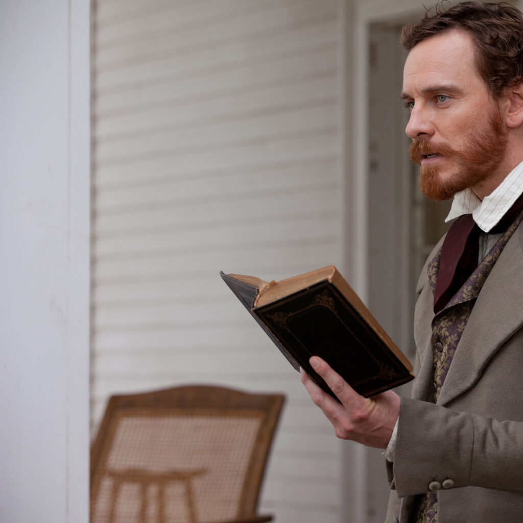 O Michael Fassbender μας διαβάζει τον Δράκουλα του Bram Stoker